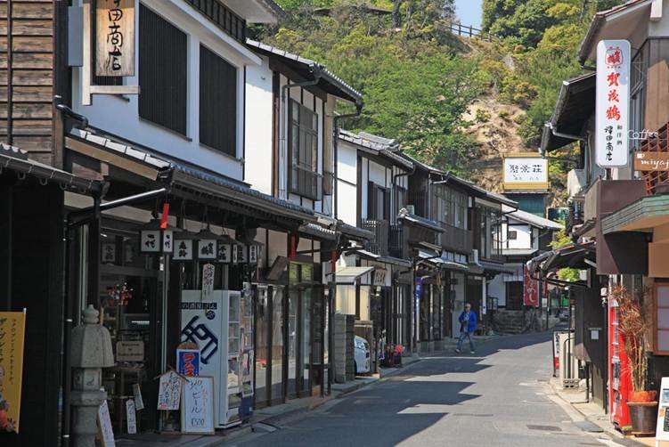 Osaka to Hiroshima town